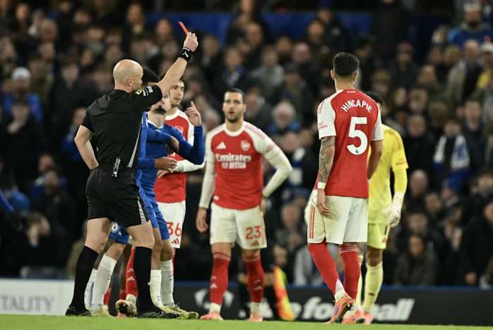 Caicedo bị đuổi, Chelsea cầm hòa nghẹt thở Arsenal