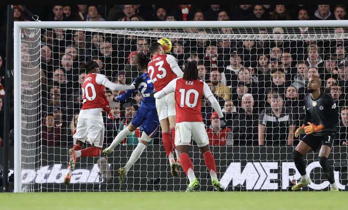 Caicedo bị đuổi, Chelsea cầm hòa nghẹt thở Arsenal