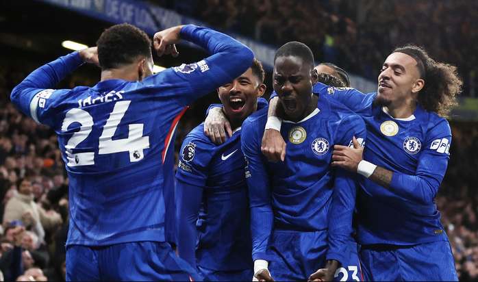 Caicedo bị đuổi, Chelsea cầm hòa nghẹt thở Arsenal
