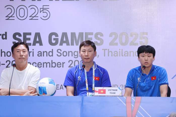  HLV tuyển U22 Lào đánh giá cao năng lực ông Kim Sang-sik