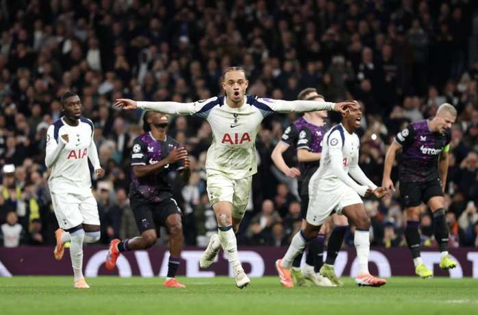 Liverpool, Tottenham bay cao tại Champions League