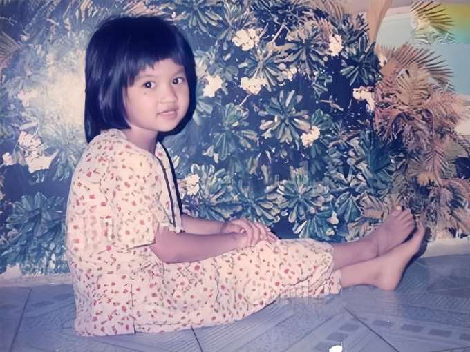 'Ngày xưa ơi' của Đàm Thu Trang và dàn chân dài đình đám