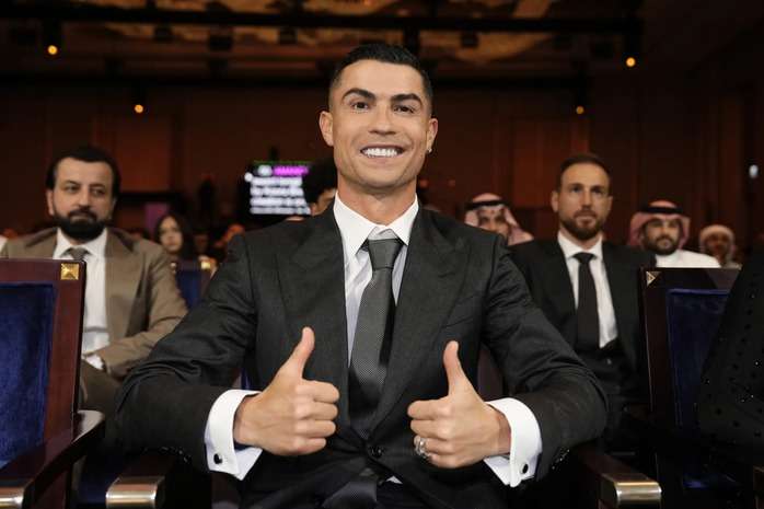  Ronaldo trở lại châu Âu thi đấu?
