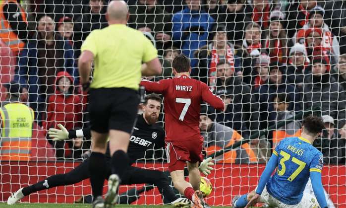 Tân binh đắt giá ghi bàn đầu tiên, Liverpool thắng ngày cuối năm tại Anfield