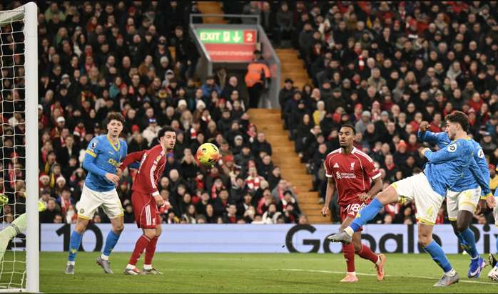 Tân binh đắt giá ghi bàn đầu tiên, Liverpool thắng ngày cuối năm tại Anfield