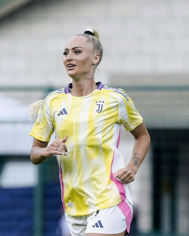 Top 10 nữ cầu thủ quyến rũ nhất thế giới 2025