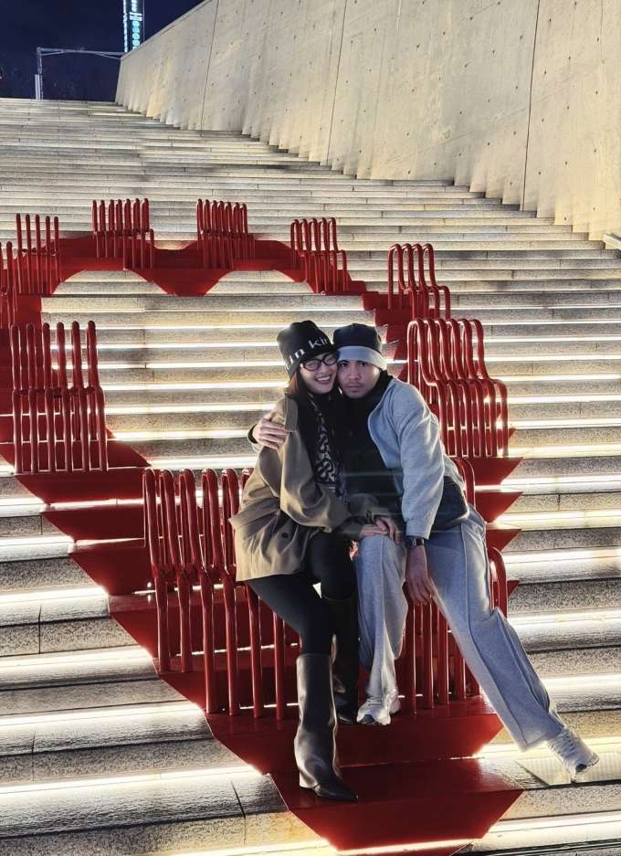 Huyền Trang 'Mù Tạt' - Đức Huy tình tứ ở Hàn Quốc