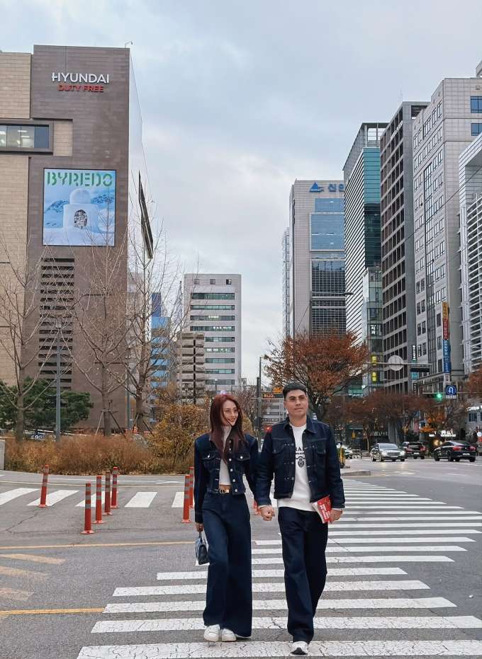 Huyền Trang 'Mù Tạt' - Đức Huy tình tứ ở Hàn Quốc