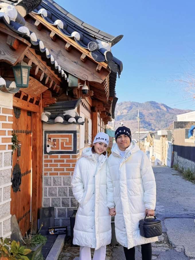 Huyền Trang 'Mù Tạt' - Đức Huy tình tứ ở Hàn Quốc