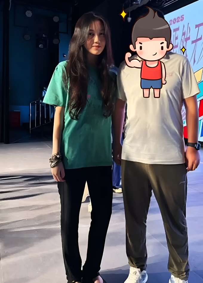 Sao châu Á 30/12: Con gái cả của Lý Á Bằng 'càng lớn càng xinh'