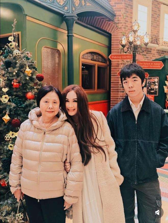 Sao châu Á 30/12: Con gái cả của Lý Á Bằng 'càng lớn càng xinh'