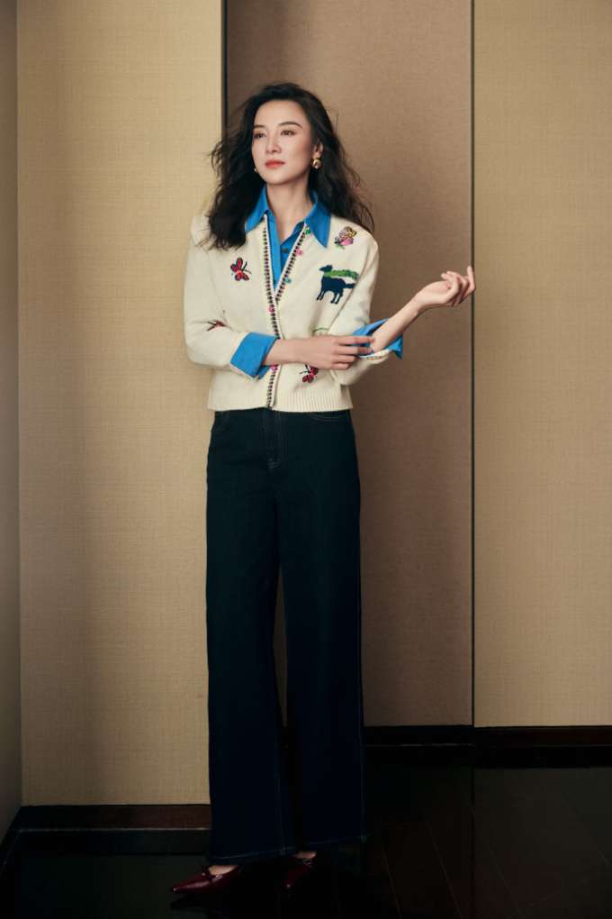 Sao châu Á 30/12: Con gái cả của Lý Á Bằng 'càng lớn càng xinh'